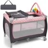 COSTWAY 3-IN-1 Lettino Da Viaggio Per Bambini 25 Kg, Box Bambini Con Fasciatoio, Culla Da Campeggio Con Materasso 120x60cm, Giocattoli+Ruote+Borsa, 0-3 Anni, 125x65x76 Cm (Rosa) 1 COSTWAY 3-IN-1 Lettino Da Viaggio Per Bambini 25 Kg, Box Bambini Con Fasciatoio, Culla Da Campeggio Con Materasso 120x60cm, Giocattoli+Ruote+Borsa, 0-3 Anni, 125x65x76 Cm (Rosa) -Cameretta Per Bambini 80691765 1