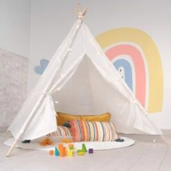 Tenda Tipi Bambini Montessori Robincool Koda 120x120x150 Cm Pieghevole Uso Interno E Esterno In Tessuto Bianco Luci Tappeto -Cameretta Per Bambini 81222101 2